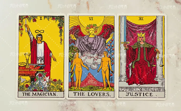 ウェイト＝スミス版タロットのカード3枚が並んだ画像。左から「魔術師（The Magician）」「恋人たち（The Lovers）」、「恋人たち（The Lovers）」のカードが配置されている。
