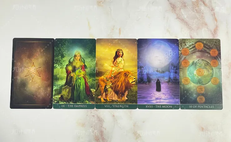 Lo Scarabeo社の『Thelema Tarot』のタロットカード。画像は左から「女帝」「力」「月」「ペンタクルの10」が配置されている。幻想的なデジタルアートが特徴的。