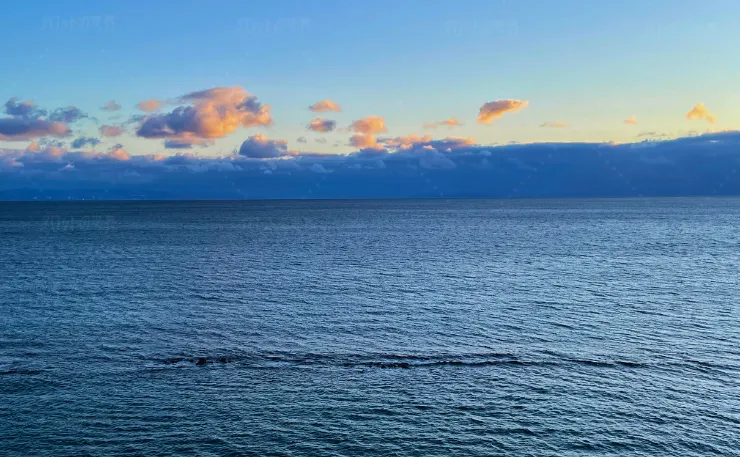 函館の海に広がる、冬の夕焼け空。1月、寒さのなか穏やかな波が立つ北海道の沿岸風景。
