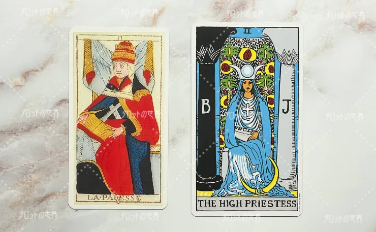 (左）マルセイユタロットの〝女教皇〟と、（右）ウェイト＝スミスタロットの〝女司祭〟が並ぶ比較画像。直立した女性像が象徴的に描かれ、それぞれ異なる衣装と構図を持つ。