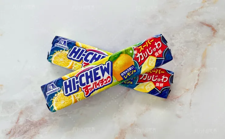 テーブルの上に並べられた森永すッパイチュウ＜レモン味＞2本。夏にぴったりの爽やかなおやつ。