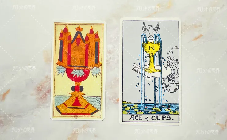 （左）ニコラ・コンヴェル版のマルセイユタロット（右）ウェイト＝スミスタロット。カップのエースが並んだタロットカードの比較画像。