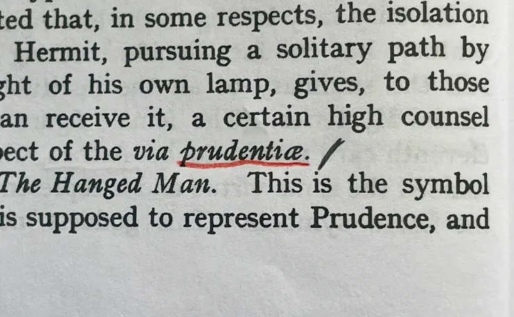 アーサー・エドワード・ウェイト著『The Pictorial Key to the Tarot』の本文写し。〝via prudentiæ〟というラテン語の一節において、本来の〝æ(ae)〟ではなく〝œ(oe)〟または〝ce〟に見える特異な印刷フォントが赤線で強調されている箇所。